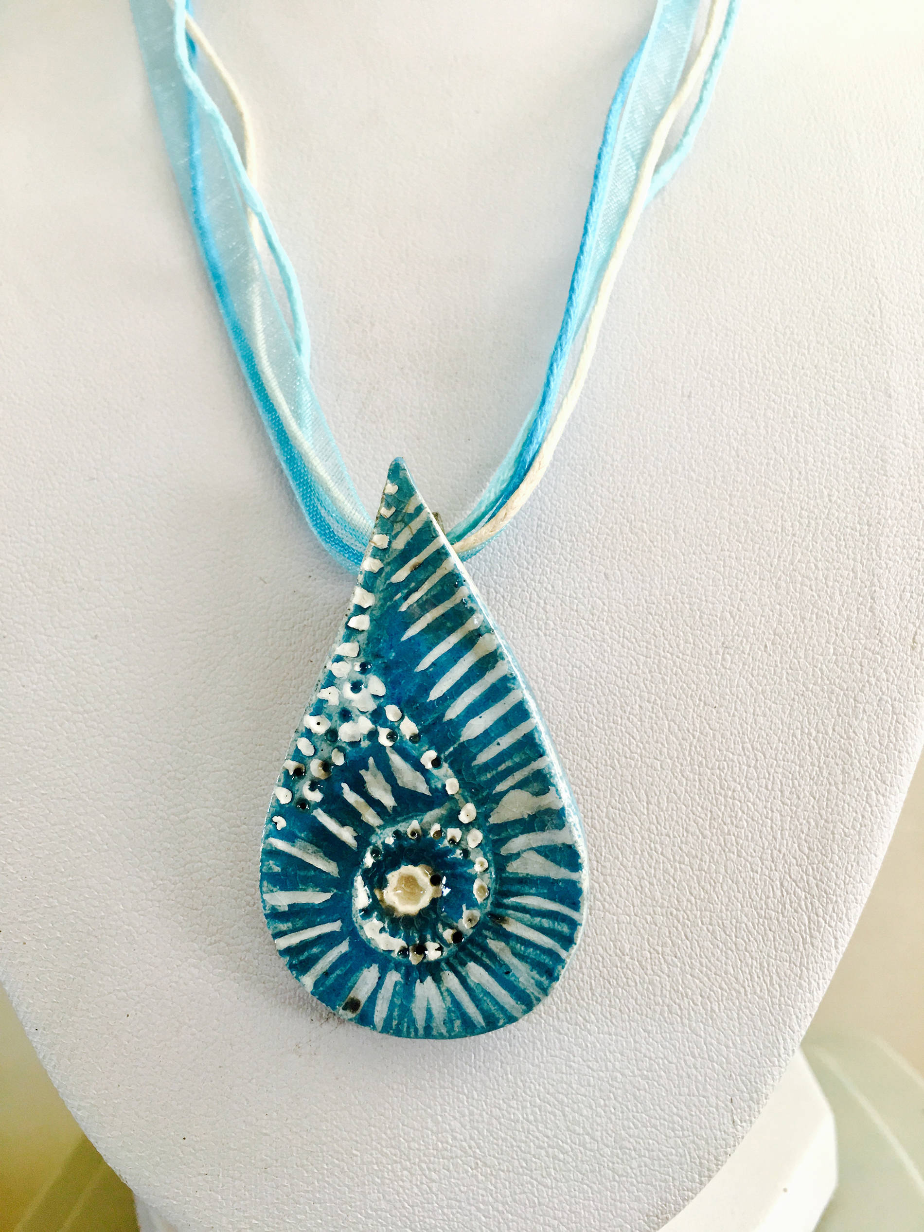 tahiti créa - Tahiti Iti créa - Rêv'claire - Médaillon céramique raku bleu turquoise motif nautilus outre-mer