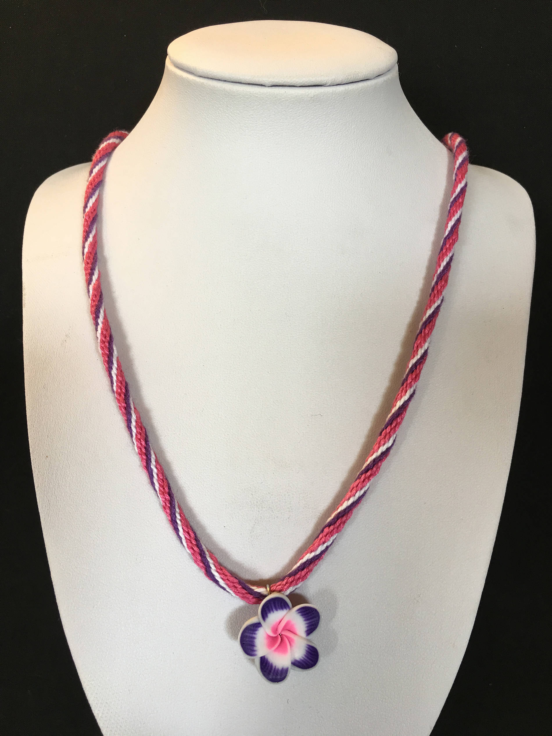 tahiti créa - Tahiti Iti créa - Rêv'claire - Collier coton tressé art japonais Kumihimo fleur fimo violette coeur rose - coton DMC