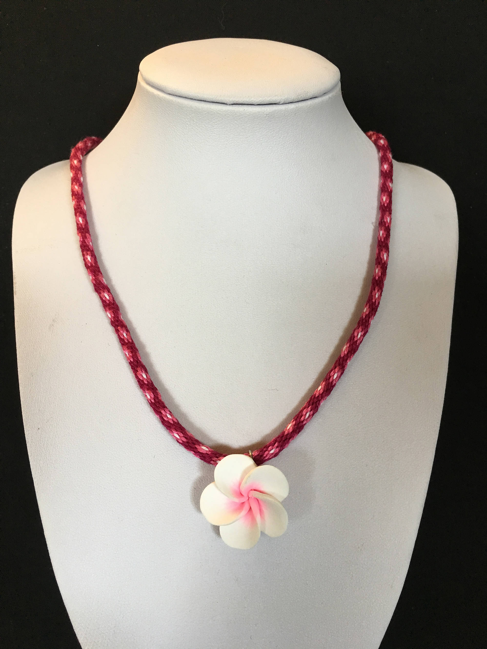 tahiti créa - Tahiti Iti créa - Rêv'claire - Collier tressé art japonais Kumihimo fleur fimo blanche coeur rose - coton DMC
