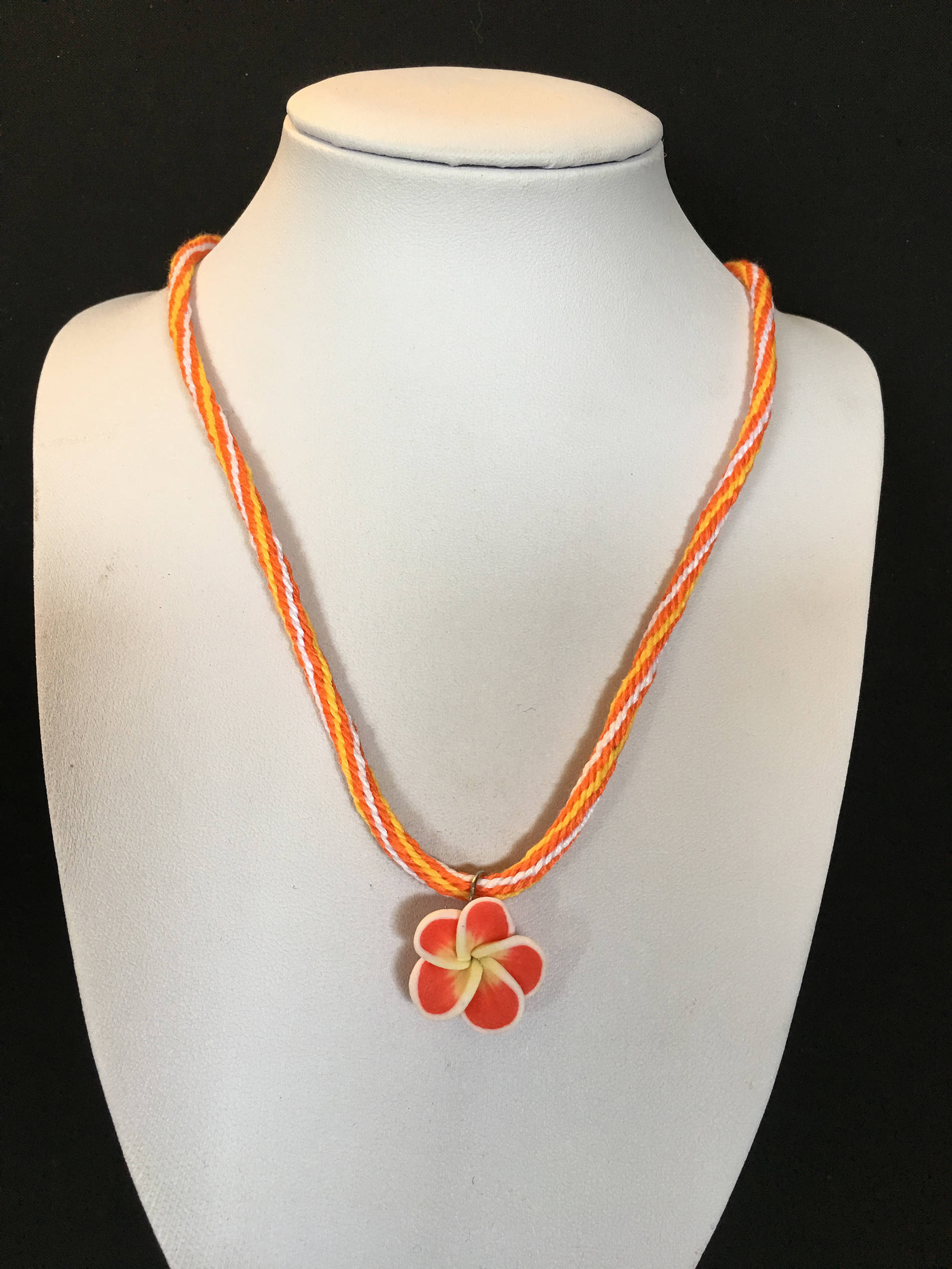 tahiti créa - Tahiti Iti créa - Rêv'claire - Collier coton tressé art japonais Kumihimo fleur fimo orange coeur jaune - coton DMC